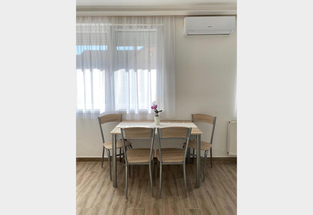 Andrea Apartmanok 2 ハイデゥソボスロー エクステリア 写真