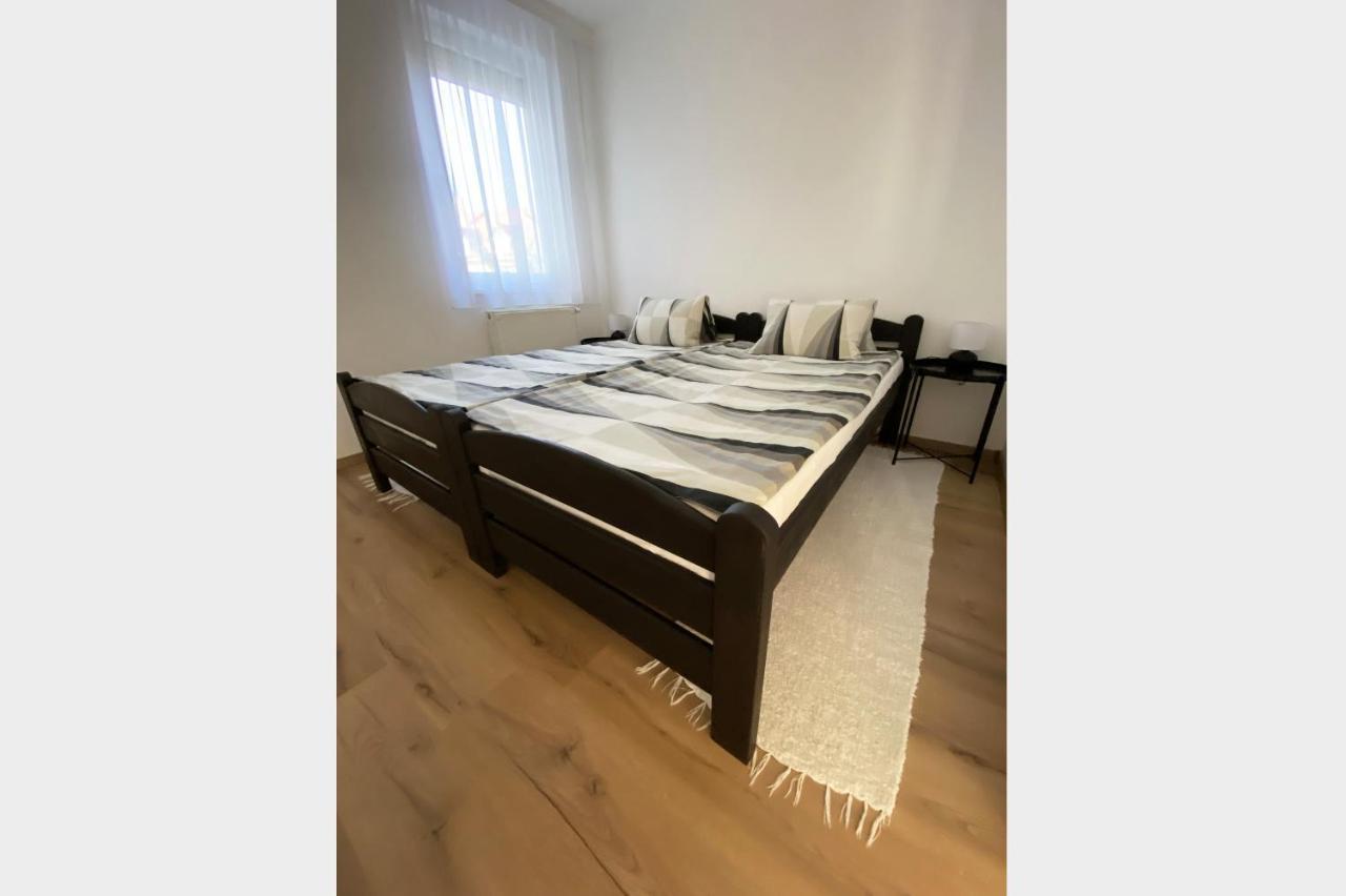 Andrea Apartmanok 2 ハイデゥソボスロー エクステリア 写真
