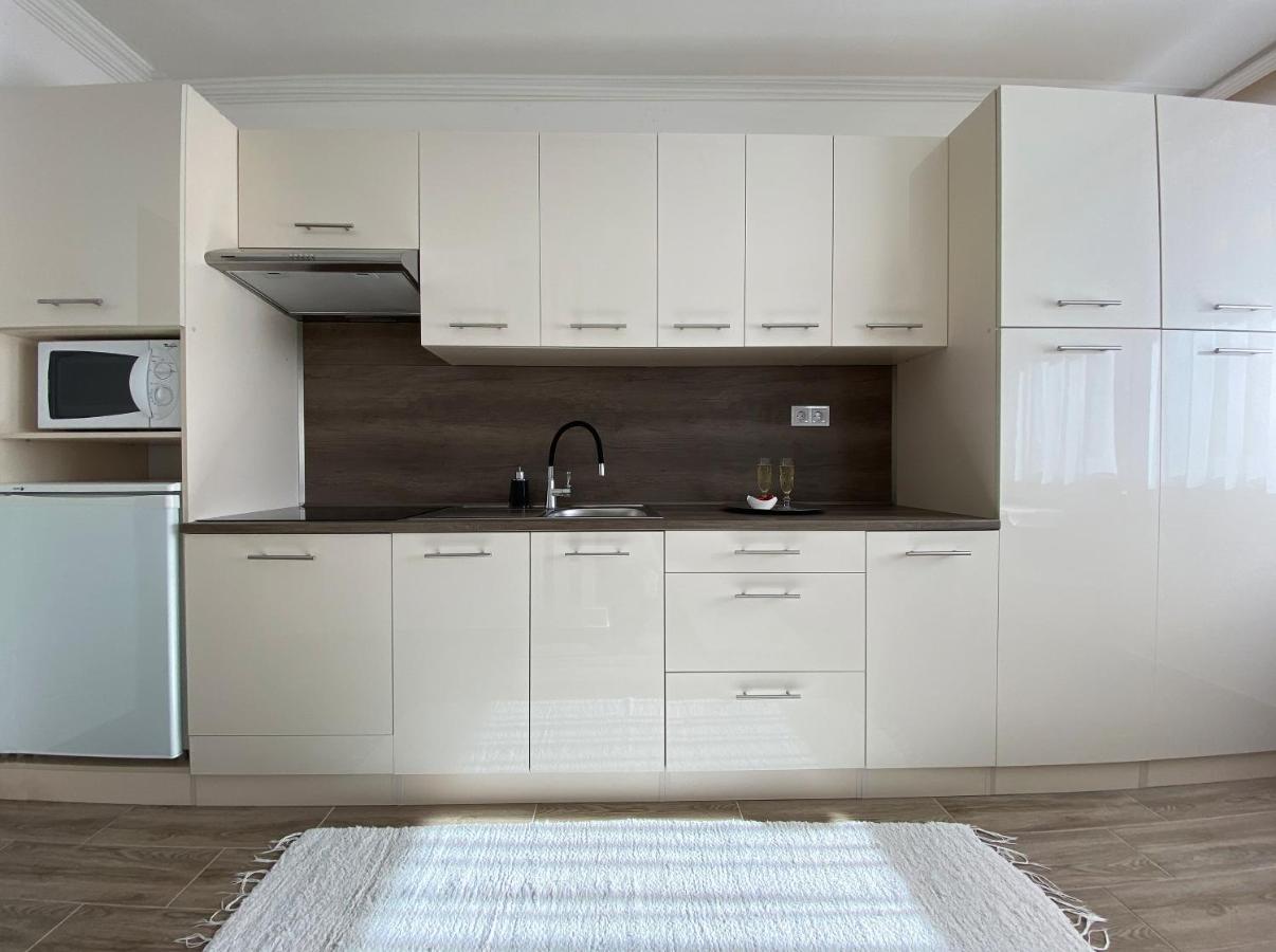 Andrea Apartmanok 2 ハイデゥソボスロー エクステリア 写真