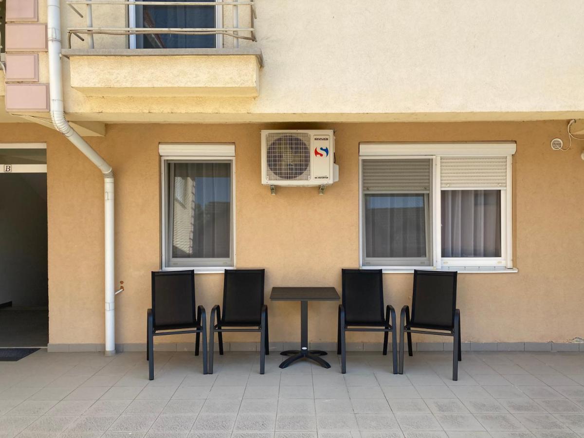 Andrea Apartmanok 2 ハイデゥソボスロー エクステリア 写真